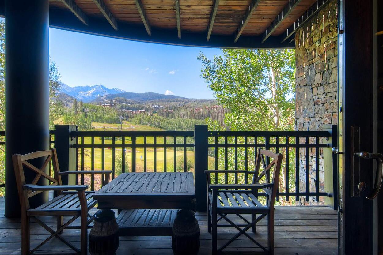 Country Club Manor - Image 23